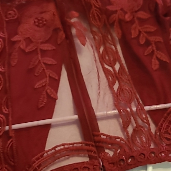 E'leter lace overlay romper midi length. Lovely burgundy in color sz Small(#595) - Picture 13 of 17